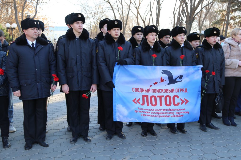 Астраханские патриоты провели акции на Братских могилах защитников Отечества
